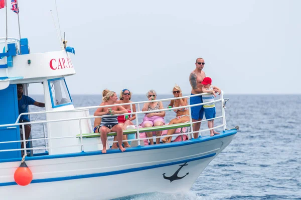 Gente disfrutando del olor del mar desde el barco —  Fotos de Stock