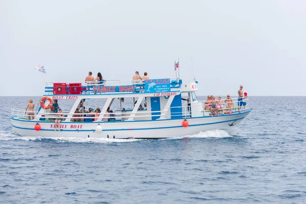 Gente disfrutando del olor del mar desde el barco —  Fotos de Stock