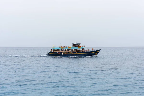 Barco turístico con gente en el mar Mediterráneo —  Fotos de Stock