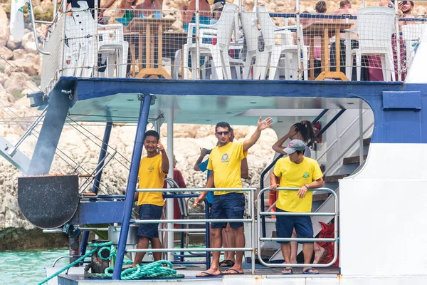 Teknedeki insanlar kameraya el sallıyor. — Stok fotoğraf
