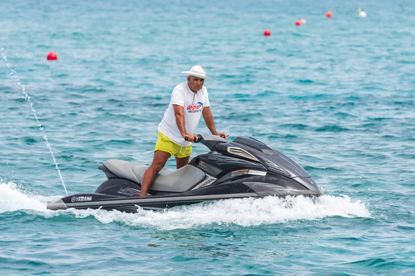 Viejo en el cielo del jet navega en el mar Mediterráneo —  Fotos de Stock