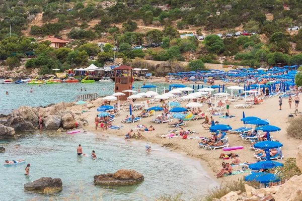 People sunbathing on the beach in the Mediterranean sea — Stock Photo, Image