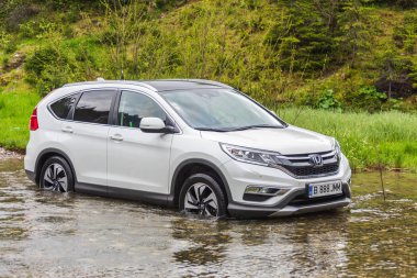 Suda sürüş bir Honda Cr-V modeli