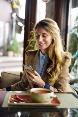 Evet mutlu gülümseyen kadın