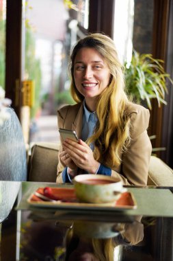 Evet mutlu gülümseyen kadın