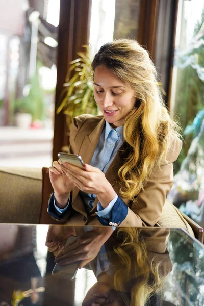 Feliz sorrindo mulher falando ao telefone — Fotografia de Stock