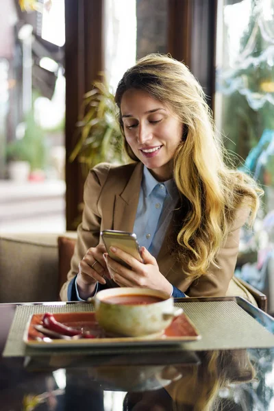 Feliz sorrindo mulher falando ao telefone — Fotografia de Stock