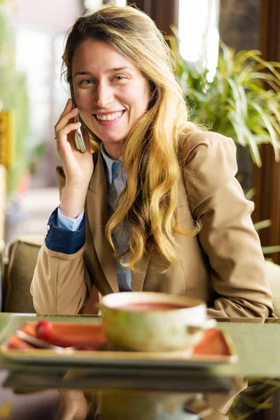 Feliz sorrindo mulher falando ao telefone — Fotografia de Stock