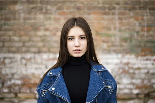 Retrato de uma jovem caucasiana com sardas — Fotografia de Stock