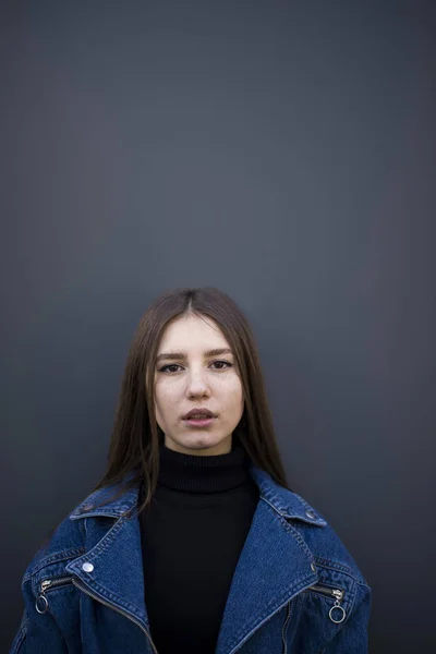 Портрет молодої стильної кавказької леді з веснянками — стокове фото