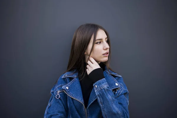 Retrato de uma jovem senhora caucasiana elegante com sardas — Fotografia de Stock