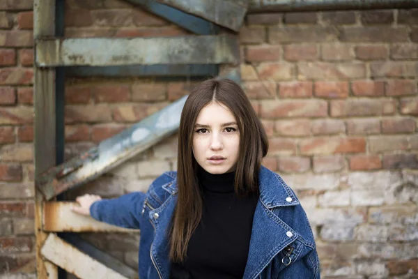 Portret van een jonge Kaukasische meisje met sproeten — Stockfoto