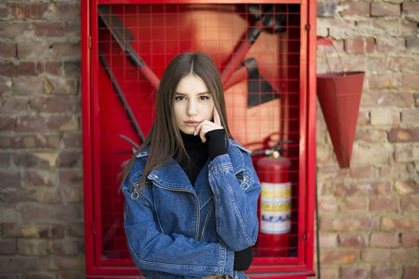 Portret van een jonge Kaukasische meisje met sproeten — Stockfoto