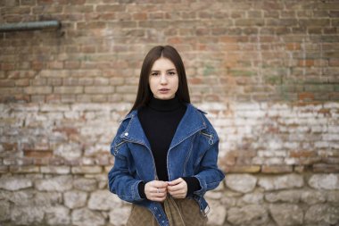 Çilli beyaz bir kızın portresi