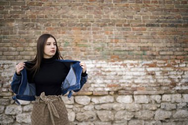 Çilli beyaz bir kızın portresi