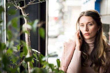 Pembe süit üzgün genç büyüleyici kadın