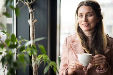 Pembe süit mutlu genç büyüleyici kadın