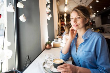 Mavi gömlekli mutlu genç sevimli kadın