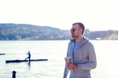 Bir fincan kahve ile Kafkas adam