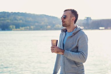 Bir fincan kahve ile Kafkas adam