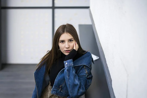 Retrato de uma jovem caucasiana com sardas nas escadas do clube — Fotografia de Stock