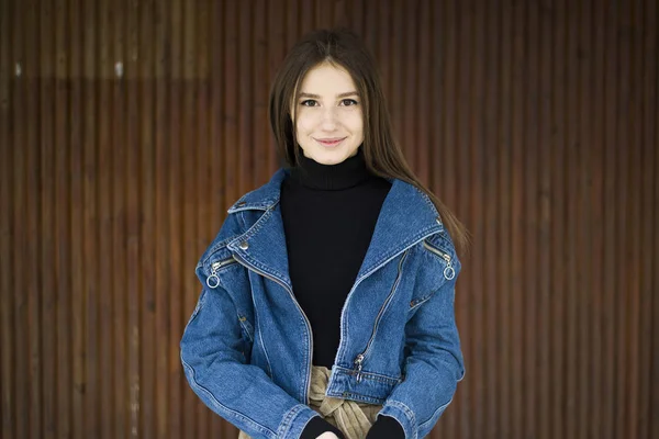 Jovem senhora caucasiana elegante com sardas em casaco jean — Fotografia de Stock