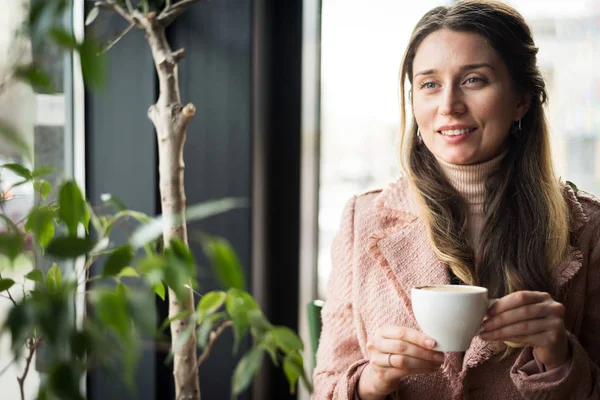 Pembe süit mutlu genç büyüleyici kadın