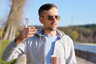 Bir fincan kahve ile Kafkas adam