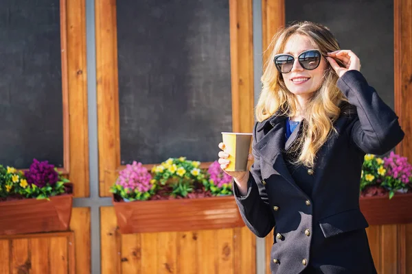 Felice Giovane Donna Affascinante Sorridente Cardigan Blu Seduto Solo Ristorante — Foto Stock