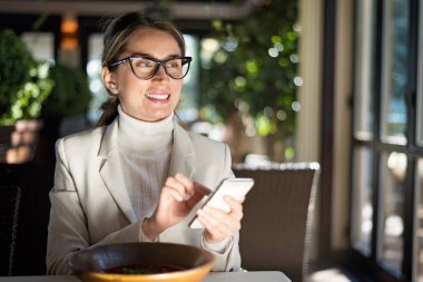 Mutlu büyüleyici güzel genç sarışın kadın çalışma