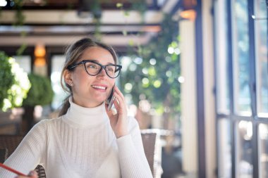 Mutlu büyüleyici güzel genç sarışın kadın çalışma