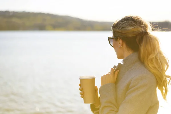 Happy caucasian blonde girl drinking — Stock Photo, Image