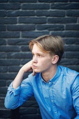 Mavi gözlü ve sarı saçlı genç beyaz yetişkin b poz