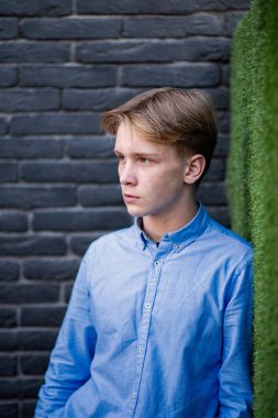 Mavi gözlü ve sarı saçlı genç beyaz yetişkin b poz