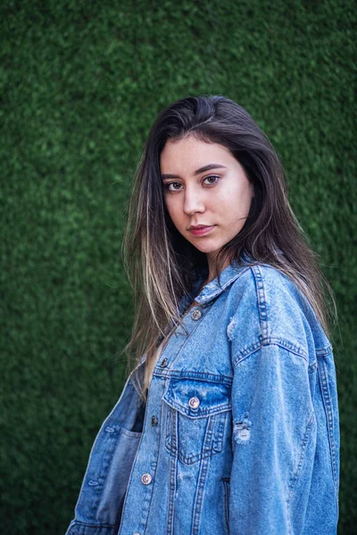 Unga kaukasiska flicka med strejk hår poserar på grönt gräs — Stockfoto