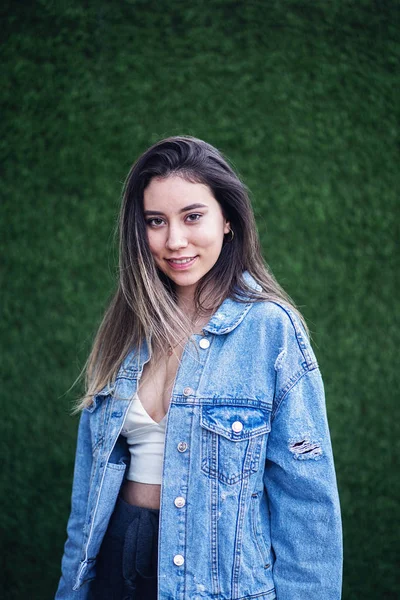 Jovem caucasiana menina com cabelo greve posando na grama verde — Fotografia de Stock