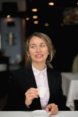 Mutlu genç sarışın kadın kahve içme