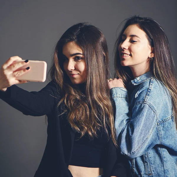 Les jeunes filles caucasiennes faisant selfie — Photo