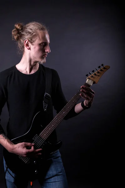 Jovem adulto caucasiano com cabelos longos tocando guitarra — Fotografia de Stock
