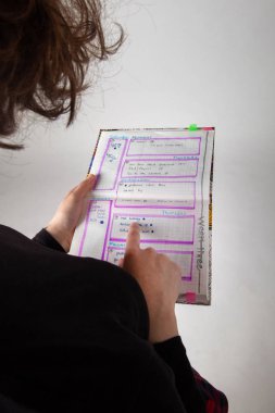 Genç kafkas kıvırcık kız okuma kurşun dergi duymak