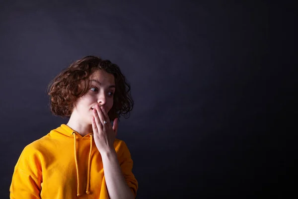 Молода біла дівчина в жовтому светрі позує в студії — стокове фото
