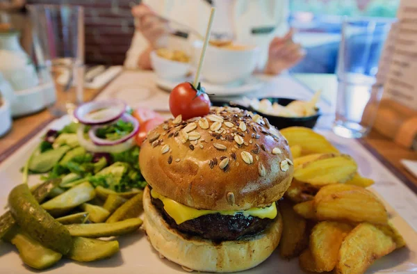 Tagesmenü, Burger, Ofenkartoffeln, Gemüse und Sauce — Stockfoto