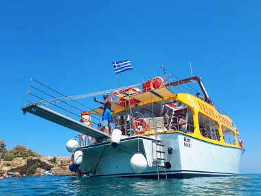 Turistik tekne ve insanlar yüzme