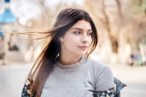 Молодая кавказская девушка с футуристическими наушниками и прямыми волосами — стоковое фото