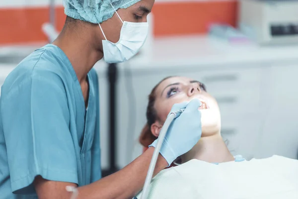 Odontólogo rechinar los dientes de un paciente en la odontología — Foto de Stock