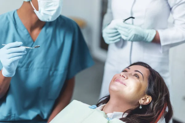 Odontólogo rechinar los dientes de un paciente en la odontología — Foto de Stock