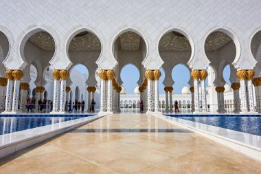 Jumeirah Camii gün ışığında