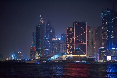 Renkli turistik tekneler ile gece Dubai Marina