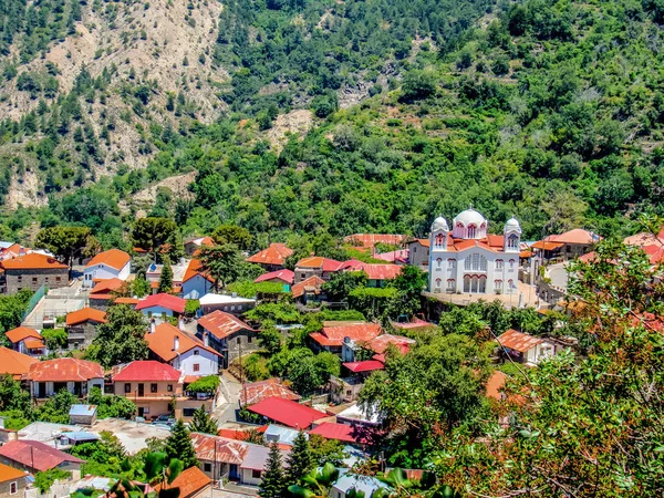 Dağlarda huzurlu bir köy — Stok fotoğraf