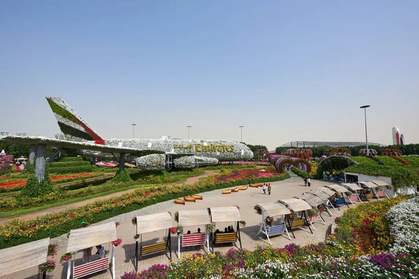 Avião Emirates feito de flor colorida — Fotografia de Stock